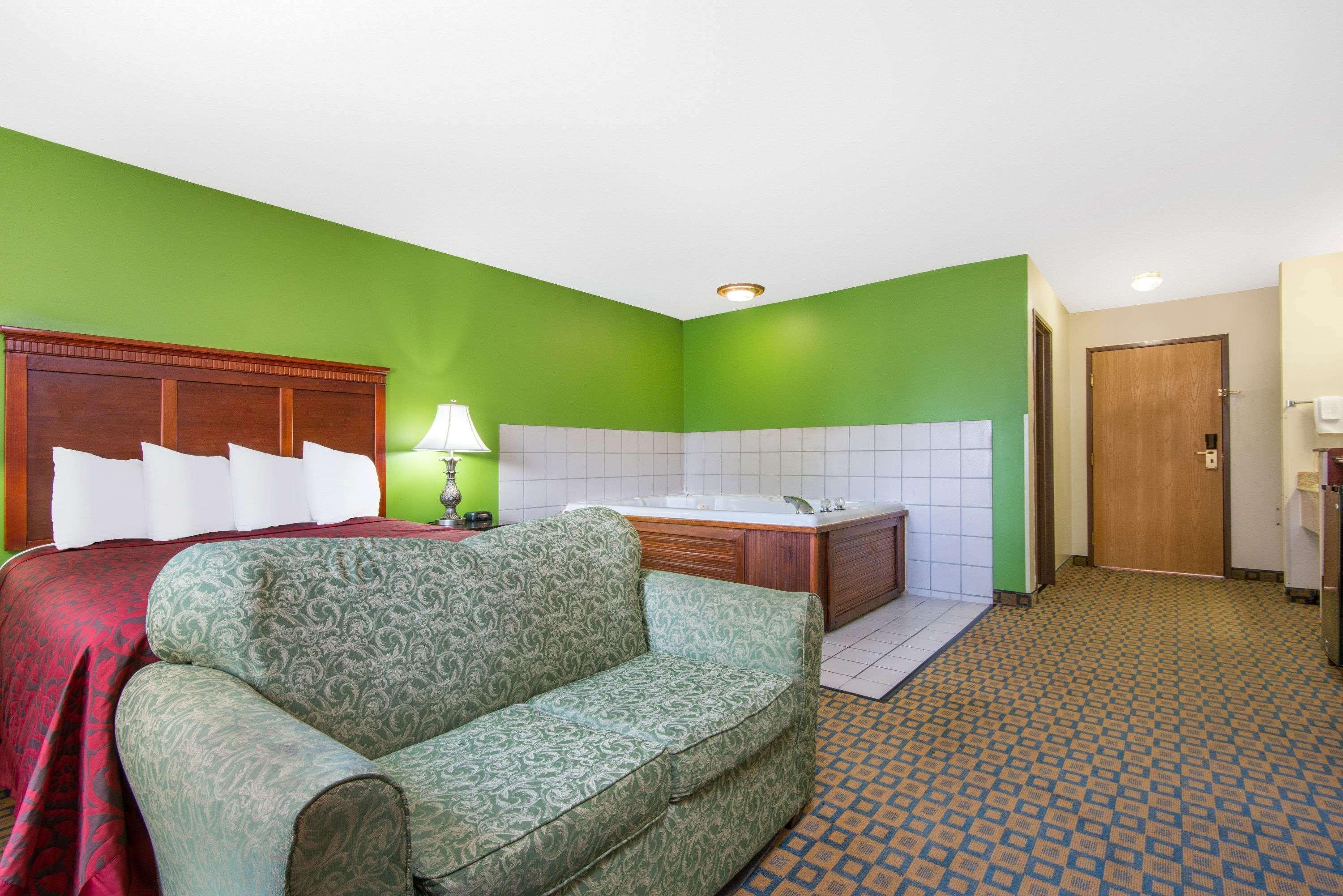 Days Inn & Suites By Wyndham Уичита Екстериор снимка