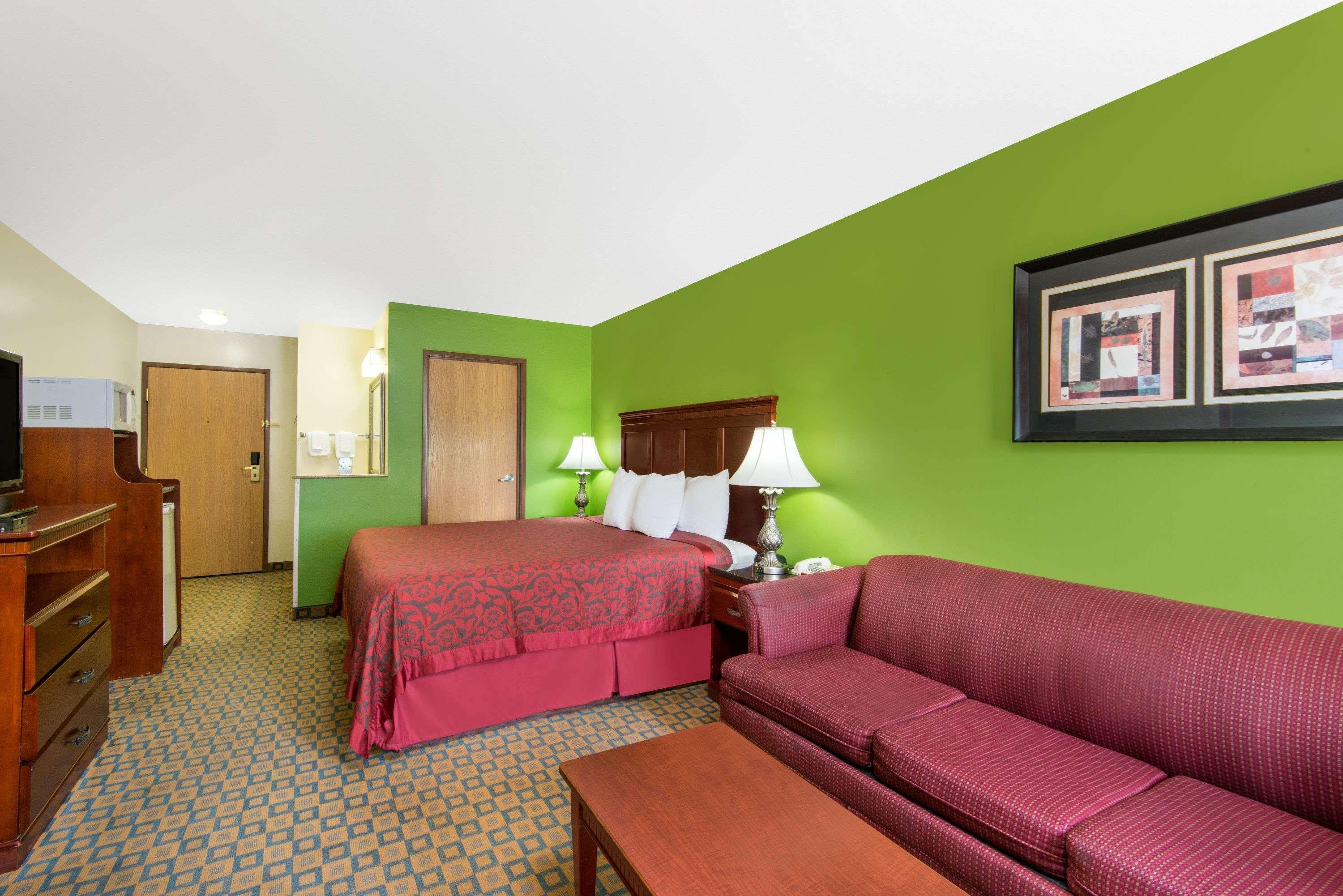 Days Inn & Suites By Wyndham Уичита Екстериор снимка