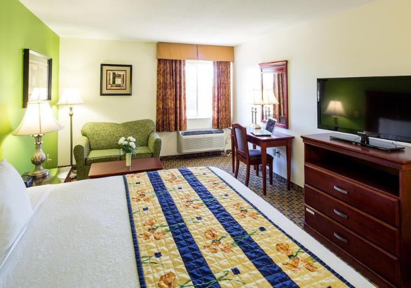 Days Inn & Suites By Wyndham Уичита Екстериор снимка