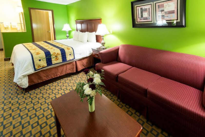 Days Inn & Suites By Wyndham Уичита Екстериор снимка